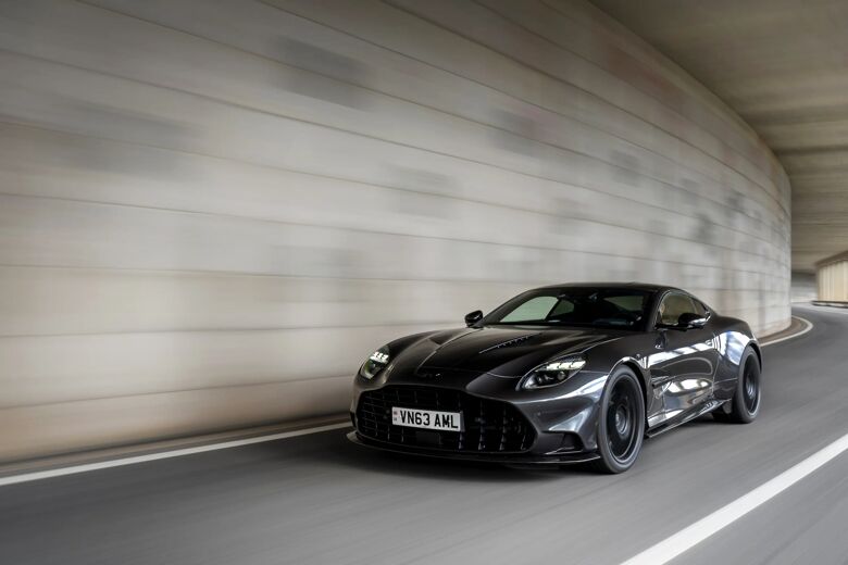 Zwarte Aston Martin Vanquish recht van voren rijdend door een tunnel met bewegingsonscherpte